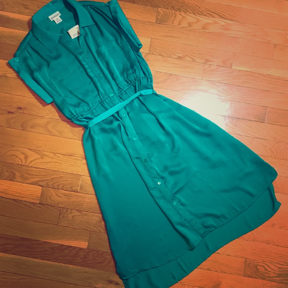 👗NWOT Emerald Silky Detailed Button Down Dr…